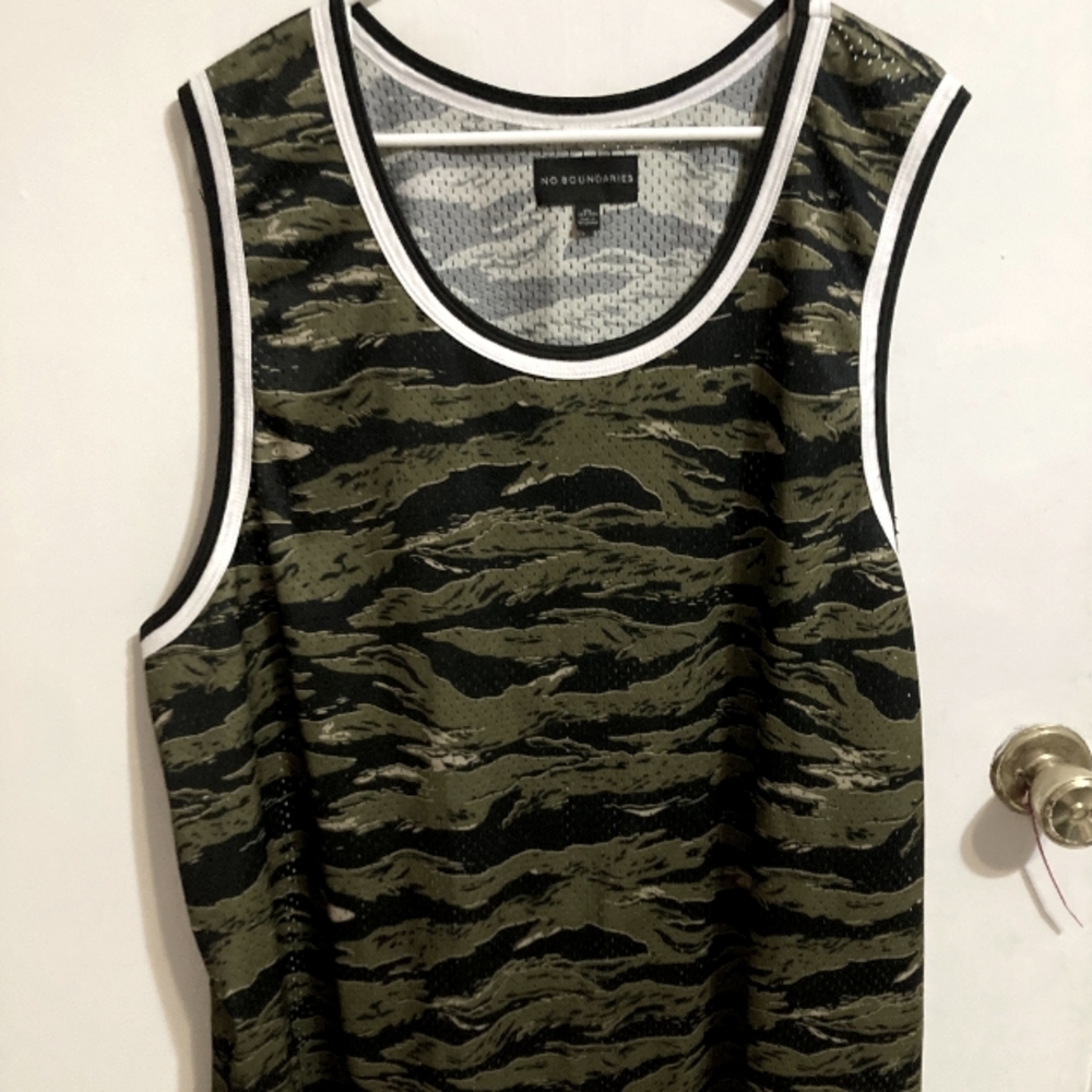 Camo tank top..it's like new